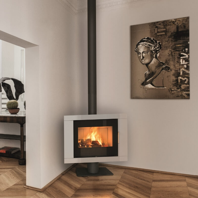 Foyer Brisach avec vision large de la flamme dans un intérieur avec parquet